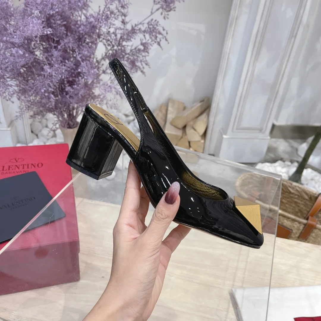 👟👟Ex-factory price 440👟👟 Genuine leather sole +40 Valentino Valentino 2023 spring and summer new product [Pyramid] large spike shoes are new☑️ ———————————— Valentino Garavani’s classic “Roman Stud” series debuts in a new interpretation! The latest golden big rivet element is full of high-end sense! Extremely fashionable ~ Upper: Original custom-made cow patent leather Lining: Original high-gloss imported sheepskin lining Outsole: Italian genuine leather Outsole: Wear-resistant rubber sole Size: 34-42 (34 and 42 are custom-made and non-refundable) Heel height: [8.5cm] - [6cm] (2 heel height options)